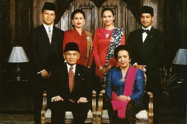 Biografi B.J. Habibie Karier dan Kontribusi Teknologi Indonesia